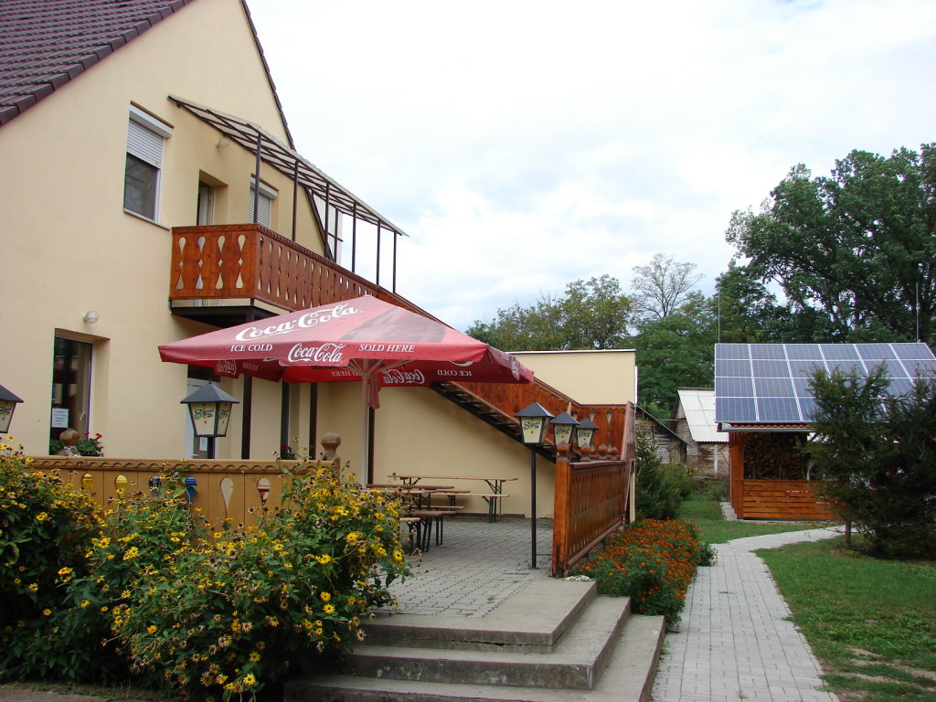 bentlakásos tábor